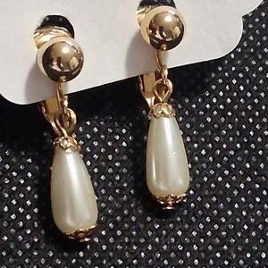 Vintage Sarah Coventry Faux Pearl Drop Clip On Earrings